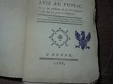 un livre ouvert avec l'image d'un oiseau dessus