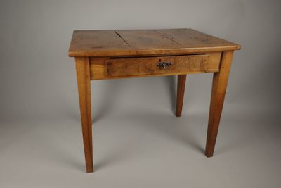 une vieille table en bois surmontée d'un tiroir