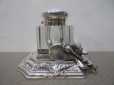 une salière et une poivrière en argent posées sur un plateau en argent