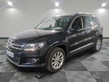 La Volkswagen Tiguan est garée dans le garage, sur un sol à damier.