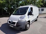 une camionnette blanche garée sur le parking