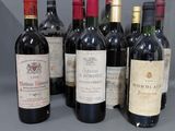 plusieurs bouteilles de vin sont alignées sur une table