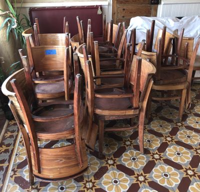 tout un tas de chaises en bois disposées dans une pièce