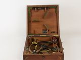 une petite boîte en bois avec une boussole à l'intérieur