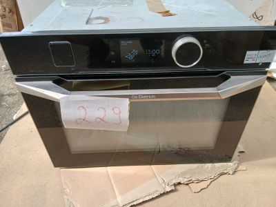 un micro-ondes posé sur une boîte en carton