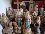 de nombreuses figurines de personnes assises sur une table