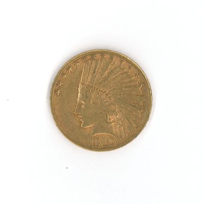 une pièce d'or représentant une tête d'Indien sur un fond blanc