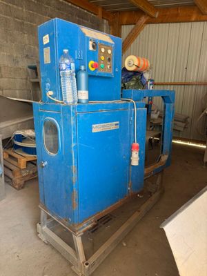 une machine bleue qui se trouve dans un bâtiment