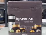 une boîte de Nespresso Vertuo Plus Krups posée sur une étagère