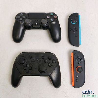quatre manettes de jeux vidéo différentes posées les unes à côté des autres