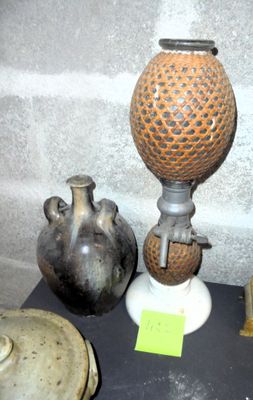 de nombreux vases différents exposés sur une table