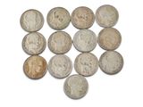 gros plan d'une pile de pièces de monnaie sur une surface blanche