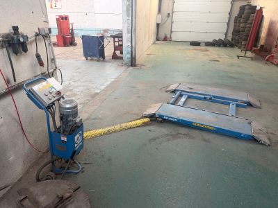 une machine qui se trouve dans un garage