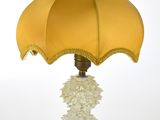 une lampe surmontée d'un abat-jour jaune