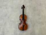 un vieux violon accroché au mur, orné d'une croix