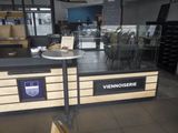 un comptoir sur lequel est posée une assiette de nourriture