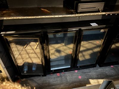 un homme qui monte les escaliers dans l'immeuble