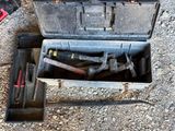 une boîte à outils posée par terre, contenant des outils