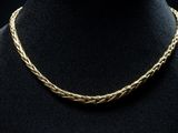 un collier en or sur un mannequin mannequin mannequin mannequin mannequin mannequin mannequin mannequin mannequin mannequin