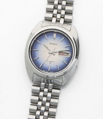 une montre en argent avec un cadran bleu sur un fond blanc
