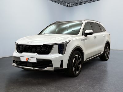 Le SUV blanc est garé dans une grande pièce au sol noir