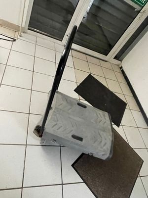 un bagage posé par terre devant une porte
