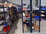 un grand entrepôt rempli de nombreuses étagères et de cartons