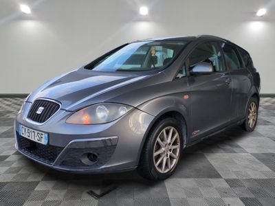la voiture grise est garée sur un sol en damier dans le garage