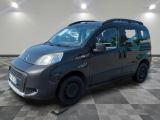 une camionnette grise garée sur un sol carrelé à damier dans un garage