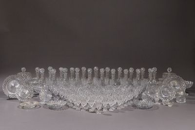 beaucoup d'objets en verre qui se trouvent sur la table