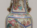 une lampe posée sur une table à côté d'une lampe