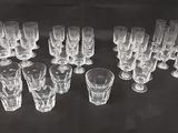 un grand nombre de verres posés sur une table