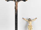 une statue de Jésus sur la croix et une petite statue de Jésus sur la croix