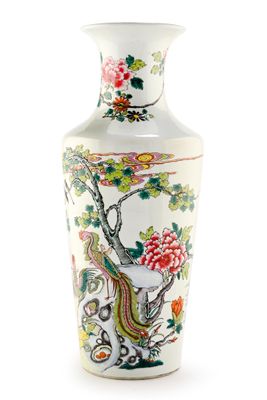 un vase blanc orné d'un oiseau et de fleurs