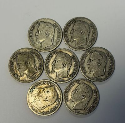 six types différents de pièces d'argent sont disposés en cercle