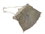 un vieux sac à main en maille argentée, muni d'une chaîne