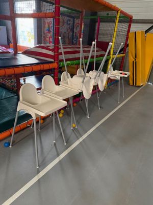 le nombre de chaises alignées dans une pièce