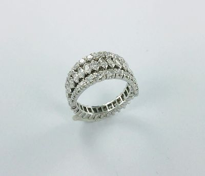 gros plan d'une bague en diamant sur une surface blanche