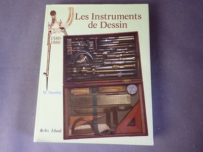un livre posé sur une table