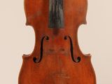 un vieux violon avec un archet accroché à son dos