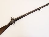 un vieux fusil avec une poignée en bois sur fond blanc