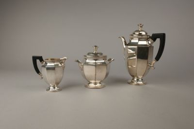 trois pièces en argent pour le thé et le café sur une table