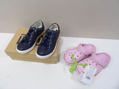 deux paires de chaussures et une boîte posées sur une table