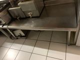 une table en métal sur laquelle sont posés tout un tas d'objets