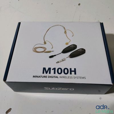 une boîte contenant une paire d'écouteurs intra-auriculaires et un casque audio