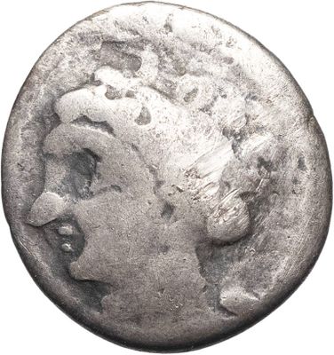 gros plan d'une pièce de monnaie sur laquelle figure un visage de femme