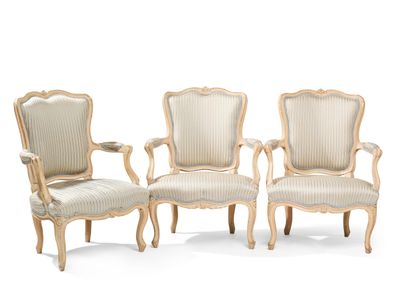 TROIS FAUTEUILS en cabriolet, en hêtre sculpté, mouluré et l…