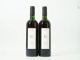 deux bouteilles de vin posées l'une à côté de l'autre sur une table