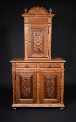 Buffet deux corps en diminutif en chêne mouluré et sculpté à…