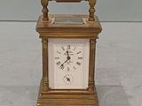 une petite horloge posée sur une table